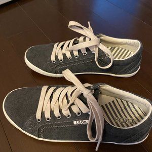 Taos Women's Star Sneakers Size 9
